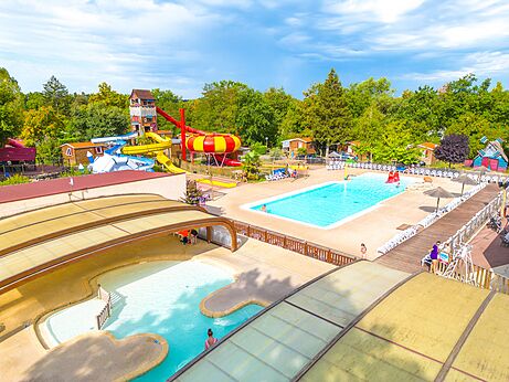 Außenpools und riesige Wasserrutschen auf dem Campingplatz CAPFUN Régnière in VILLETTE D'ANTHON (38).