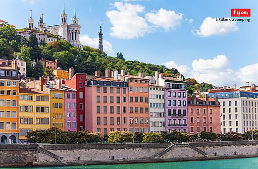 Stadt Lyon, Fourvière-Basilika und farbenfrohe Gebäude entlang der Saône.