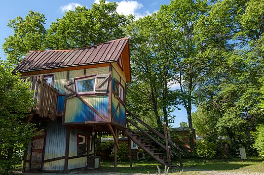 Farbenfrohe und originelle Baumhütte auf dem Campingplatz CAPFUN Régnière in VILLETTE D'ANTHON (38).