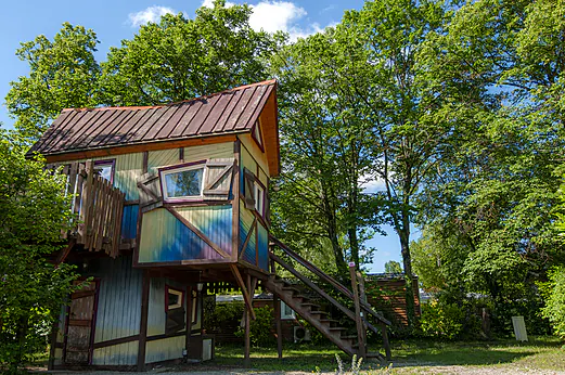 Cabane perch�e color�e et originale au camping CAPFUN R�gni�re � VILLETTE D'ANTHON (38).