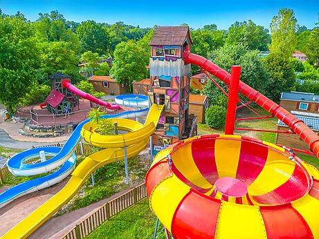 Riesige Wasserrutschen, Trichter und Spielplatz auf Campingplatz CAPFUN Régnière VILLETTE D'ANTHON.