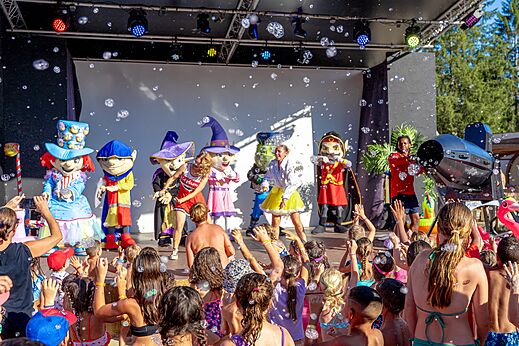 Animation mit Maskottchen und Kindern unter Seifenblasen auf dem Campingplatz CAPFUN Régnière in VILLETTE D'ANTHON (38).