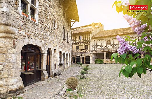 Mittelalterliches Dorf Pérouges, ein historischer Ort in der Nähe des Campings.