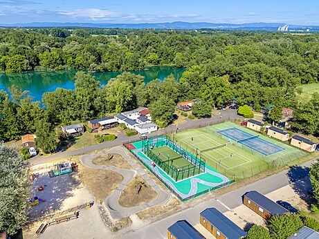 Padel- und Tennisplätze, Pumptrack auf dem Campingplatz CAPFUN Régnière in VILLETTE D'ANTHON (38).