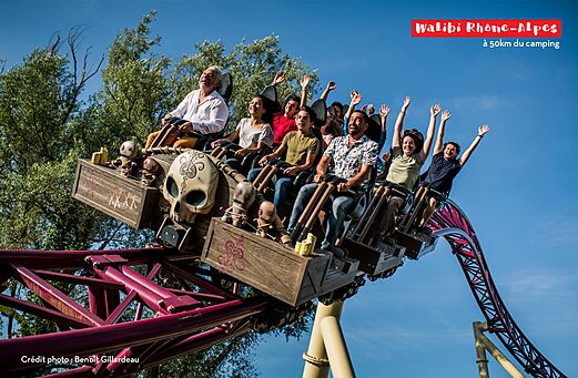 Aufregende Achterbahn im Freizeitpark Walibi Rhône-Alpes, nahe Villette d'Anthon.