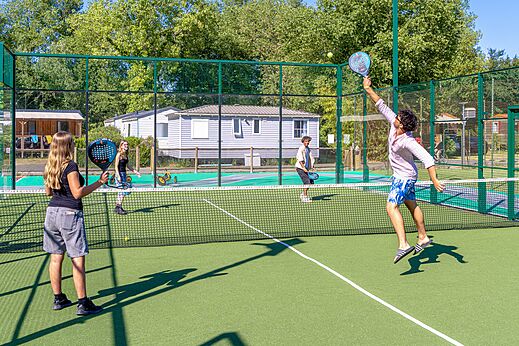 Padelplatz mit Spielern in Aktion auf dem Campingplatz CAPFUN Régnière in VILLETTE D'ANTHON (38).