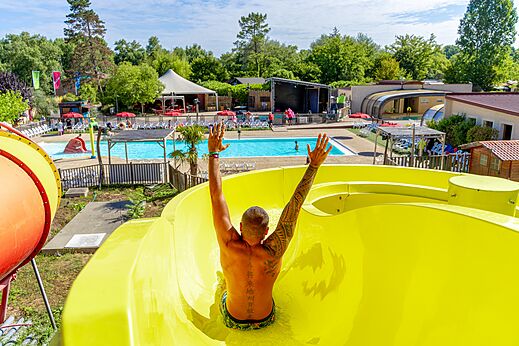 Riesenwasserrutsche und Außenpool auf dem Campingplatz CAPFUN Régnière in VILLETTE D'ANTHON (38).