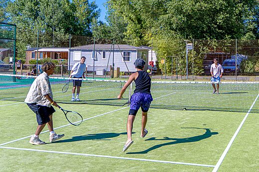 Tennisspiel auf dem Multisportplatz beim Camping CAPFUN Régnière in VILLETTE D'ANTHON.