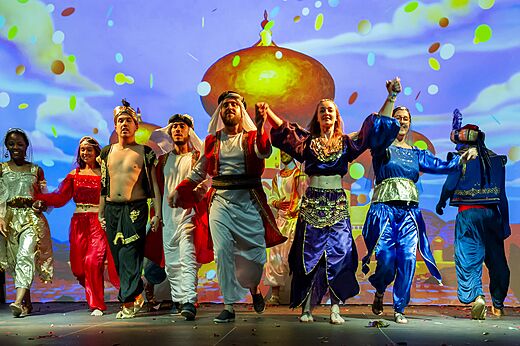 Kostümierte Tanzshow auf der Bühne, Animation auf dem Campingplatz CAPFUN Régnière in VILLETTE D'ANTHON (38).