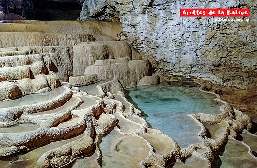 Grotten von La Balme, geologische Formationen und türkisfarbene Wasserbecken nahe Villette d'Anthon.