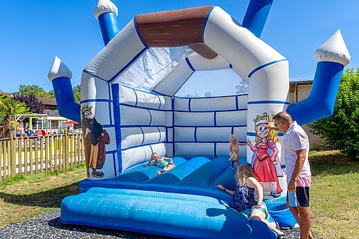 Hüpfburg mit spielenden Kindern auf dem Campingplatz CAPFUN Régnière in VILLETTE D'ANTHON (38).