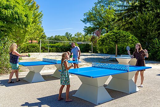 Outdoor-Tischtennisplatten, Familie spielend auf CAPFUN Régnière, VILLETTE D'ANTHON (38).