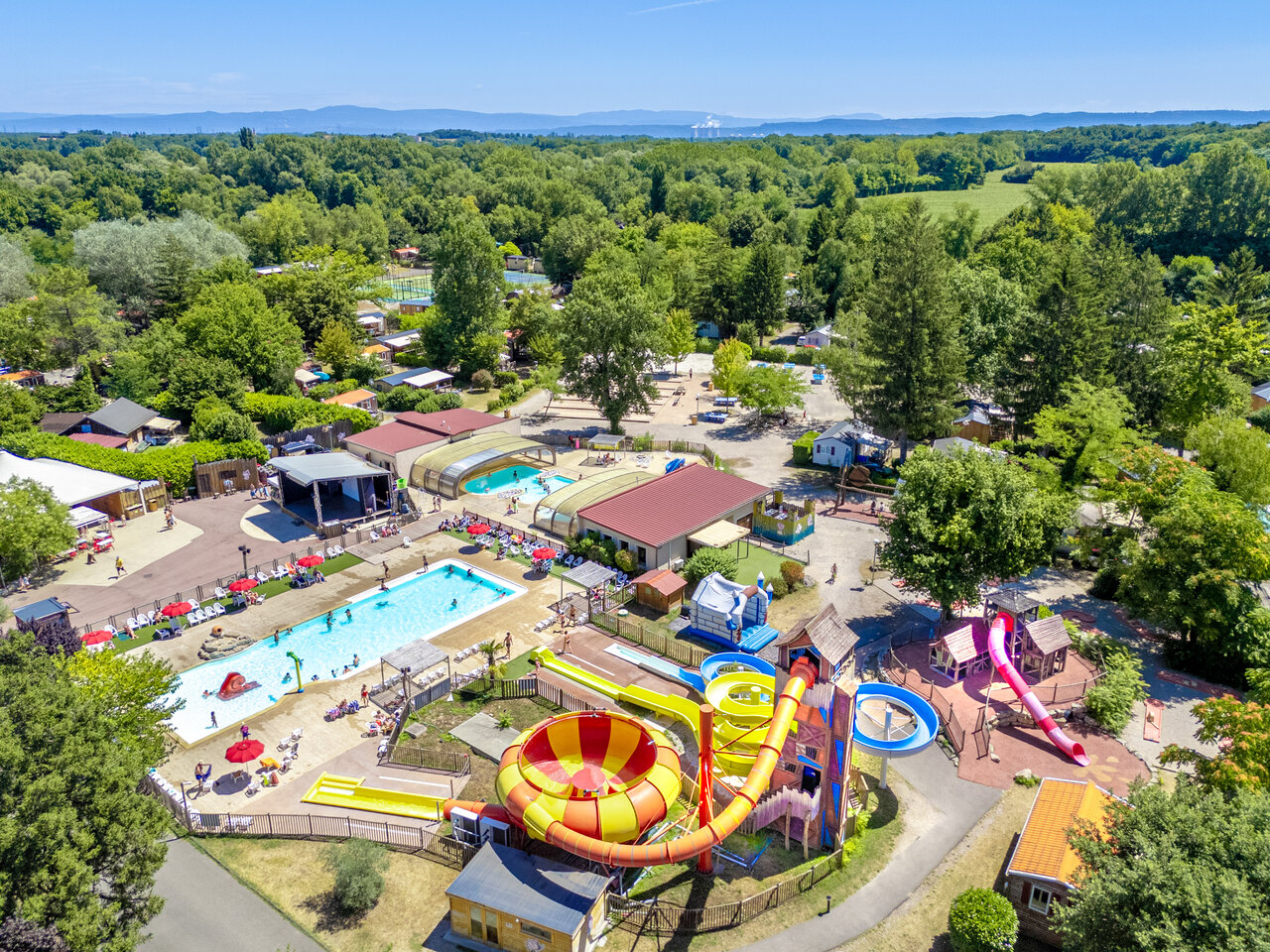 Gro�er Wasserpark mit Rutschen und Pools auf dem Campingplatz CAPFUN R�gni�re: Baumh�user in Lyon in Villette d'Anthon (38).