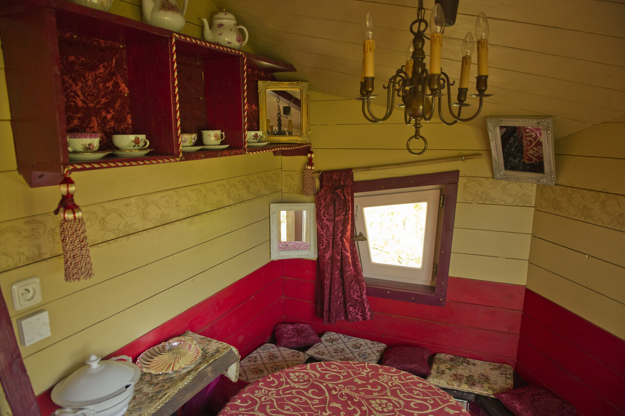 Dekoriertes Interieur einer ungew�hnlichen Unterkunft auf dem Campingplatz CAPFUN R�gni�re: Baumh�user in Lyon in Villette d'Anthon (38).