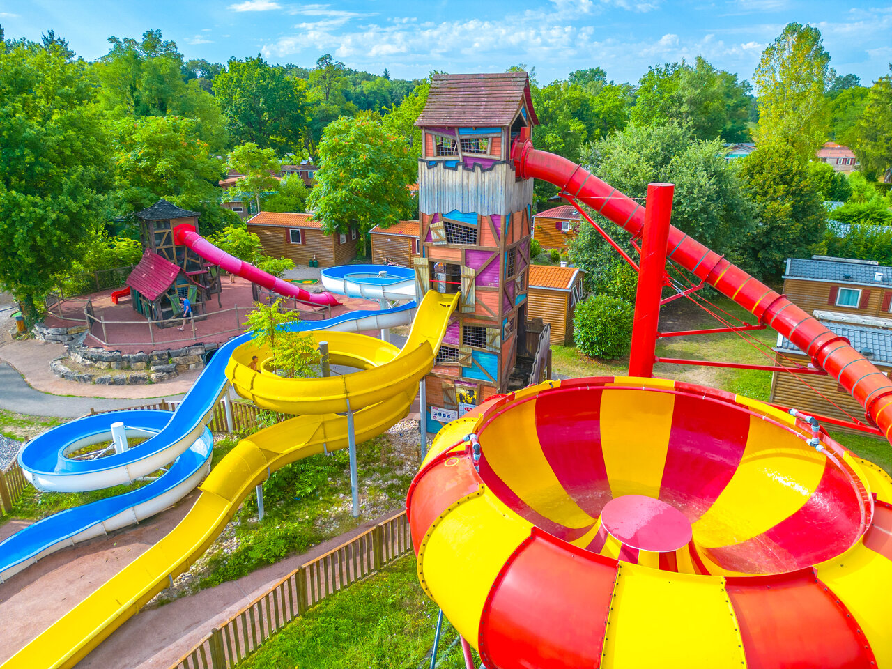 Riesige Wasserrutschen und Spielstruktur auf Campingplatz CAPFUN R�gni�re in Villette d'Anthon.