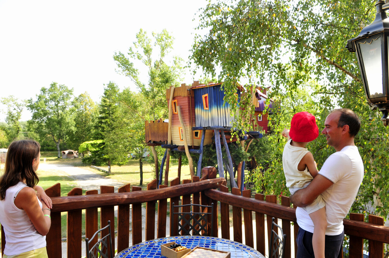 Bunte Baumh�user auf dem Campingplatz CAPFUN R�gni�re: Maisons dans les arbres � Lyon � Villette d'Anthon (38).