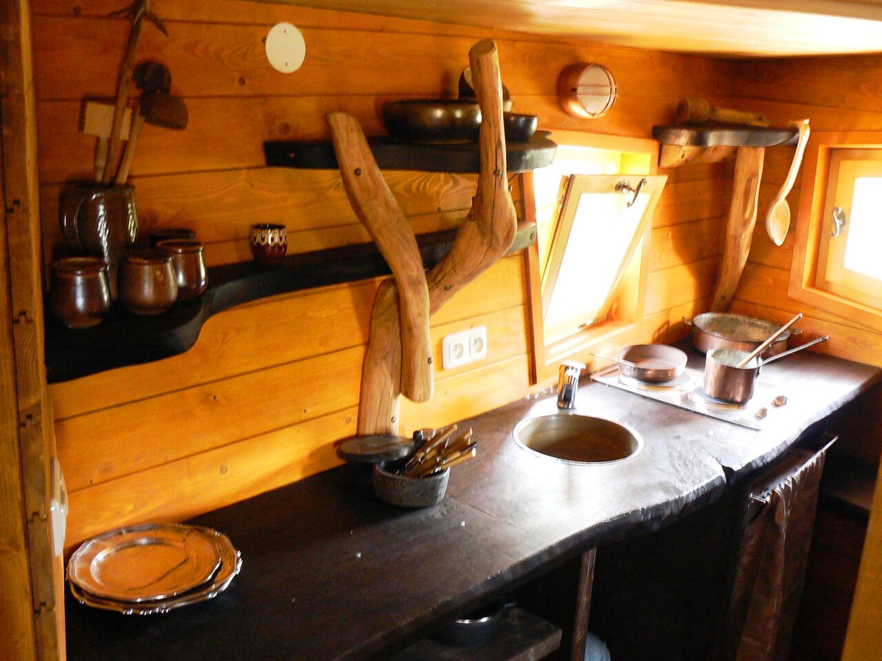 Rustikale Holzk�che mit Sp�le und Kochfeldern auf dem Campingplatz CAPFUN R�gni�re: Baumh�user in Lyon in Villette d'Anthon (38).