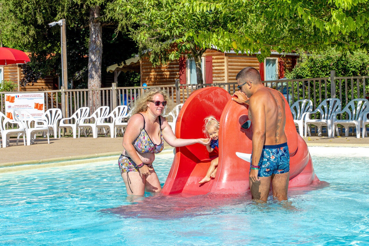 Wasserrutsche f�r Kinder und Familie im Pool auf dem Campingplatz CAPFUN R�gni�re : Maisons dans les arbres � Lyon � Villette d'Anthon (38).