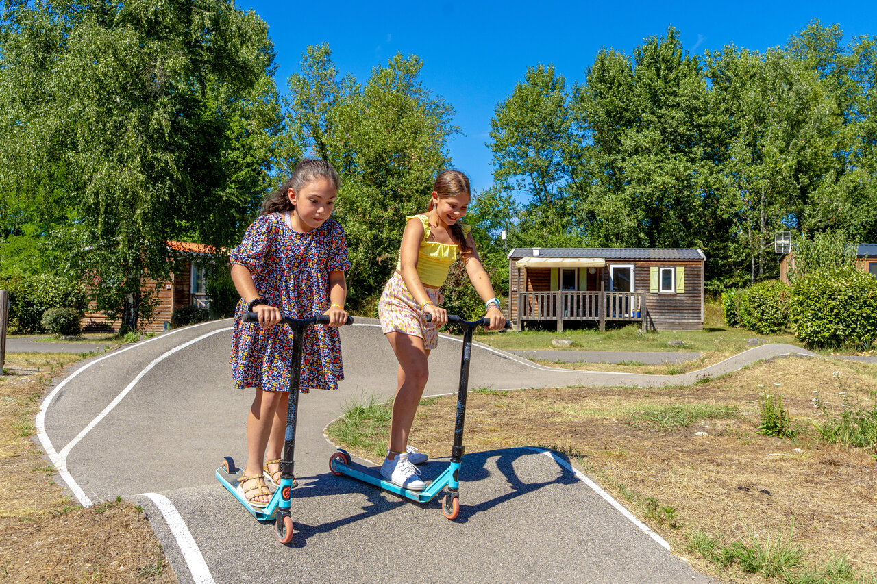 Pump-Track und Roller f�r Kinder auf dem Campingplatz CAPFUN R�gni�re: Baumh�user in Lyon in Villette d'Anthon (38).