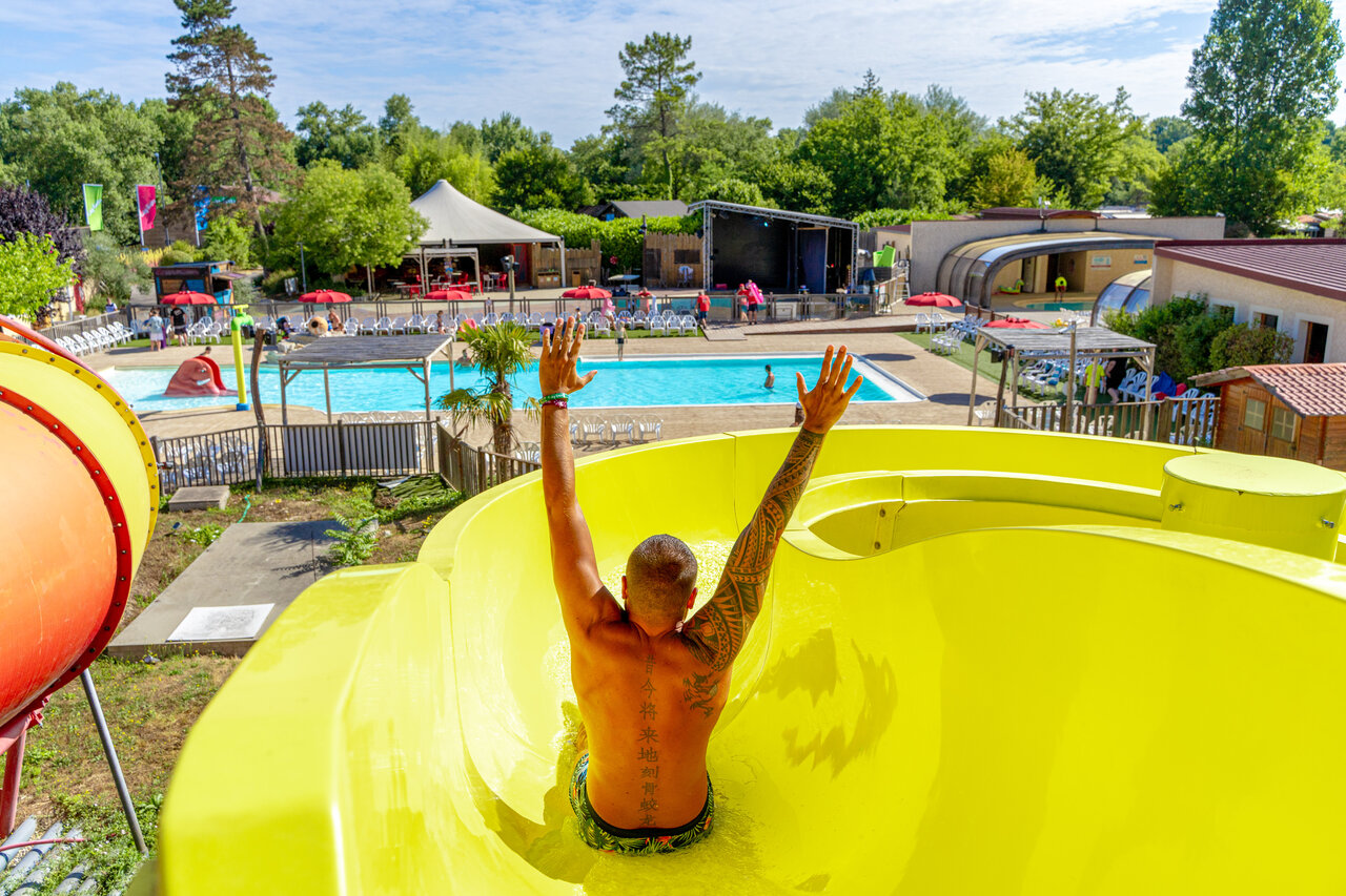 Riesenwasserrutsche, Freibad auf dem Campingplatz CAPFUN R�gni�re: Baumh�user in Lyon in Villette d'Anthon (38).