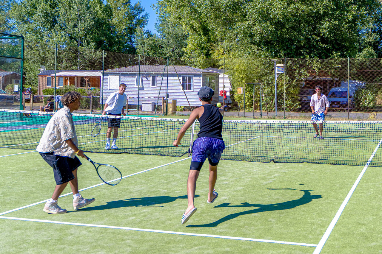Tennisplatz mit Spielern, Mobilheime auf dem Campingplatz CAPFUN R�gni�re: Baumh�user in Lyon in Villette d'Anthon (38).