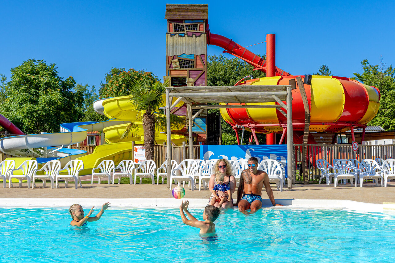 Pool und Rutschen mit Familie auf dem Campingplatz CAPFUN R�gni�re : Maisons dans les arbres � Lyon � Villette d'Anthon (38).
