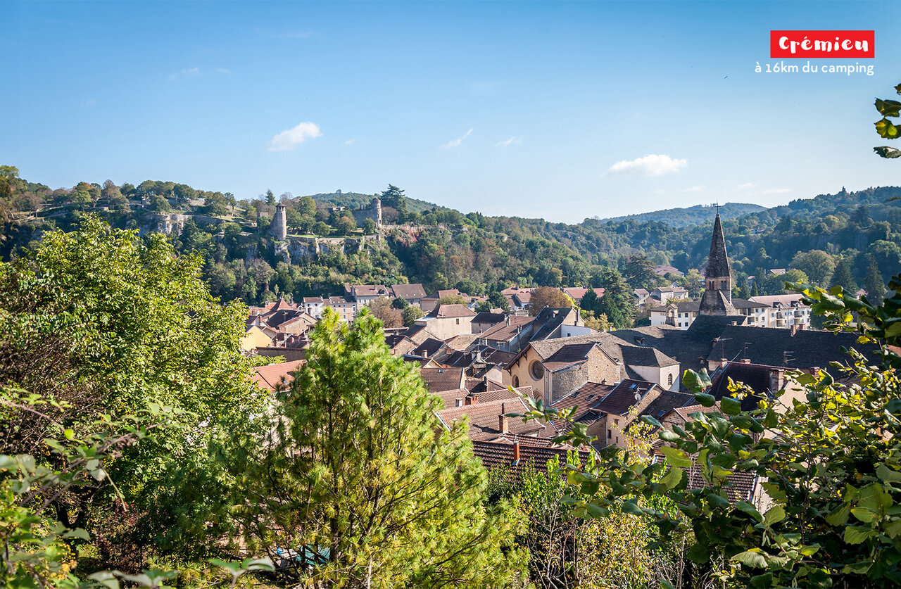Mittelalterliche Stadt Cr�mieu, Is�re, mit Kirche und historischen Stadtmauern.
