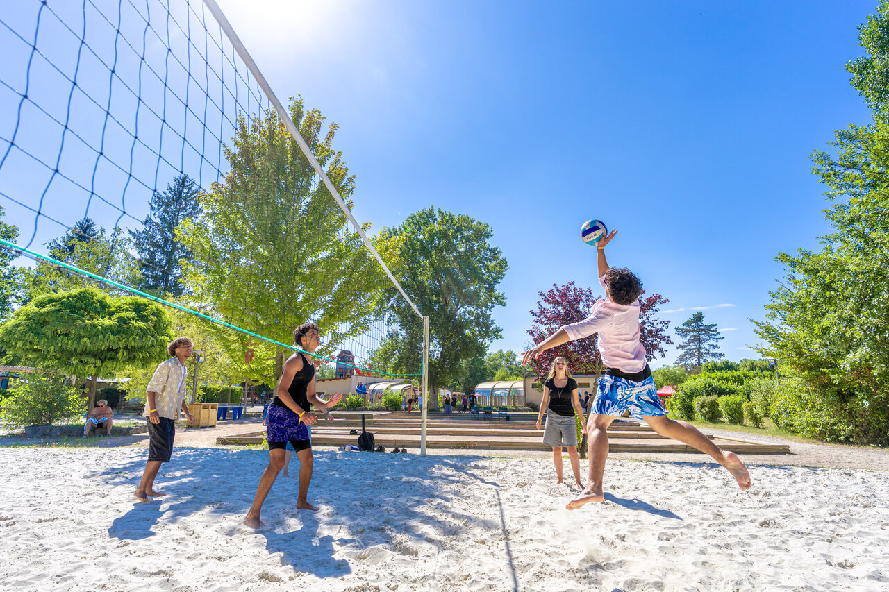 Beachvolleyball auf Sandplatz auf dem Campingplatz CAPFUN R�gni�re: Baumh�user in Lyon in Villette d'Anthon (38).