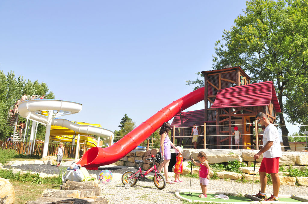 Régnière : Maisons dans les arbres, Campingplatz Rhone Alpes - 12