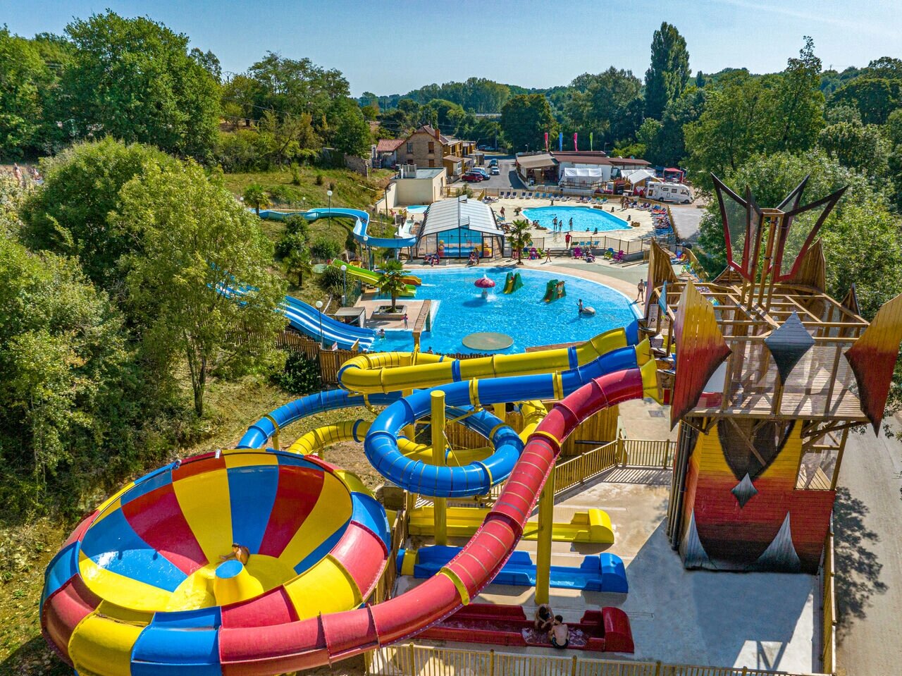 Aquatic park with giant slides and pools at CAPFUN La Rivi�re campsite (86).