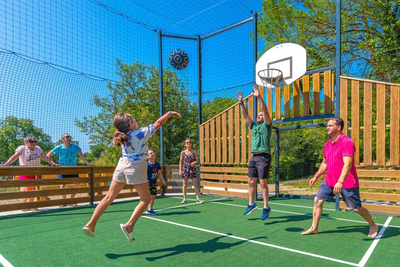 Multi-sport court volleyball basketball family at CAPFUN La Rivi�re campsite in Valence-en-Poitou.