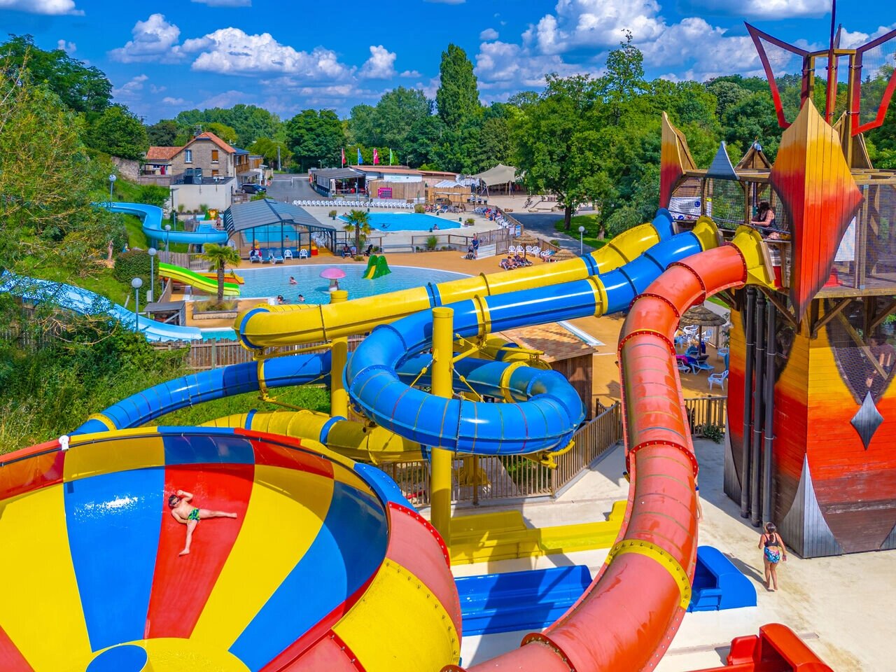 Giant water slides, outdoor pool at CAPFUN La Rivi�re campsite Valence-en-Poitou (86).