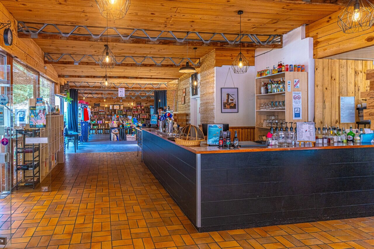 Bar and shop at CAPFUN La Rivi�re in Valence-en-Poitou (86).