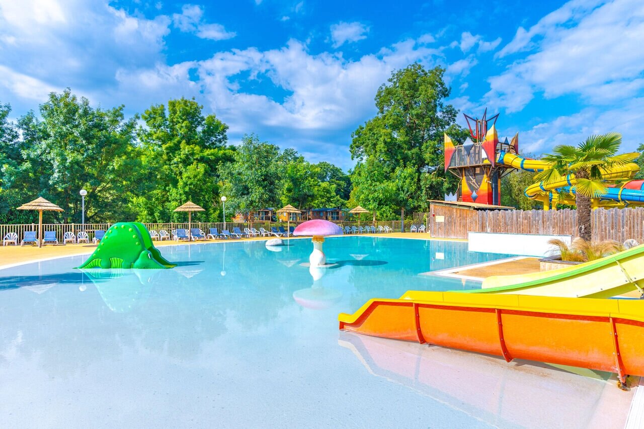 Swimming pool, slides and water games at CAPFUN La Rivi�re campsite in Valence-en-Poitou.