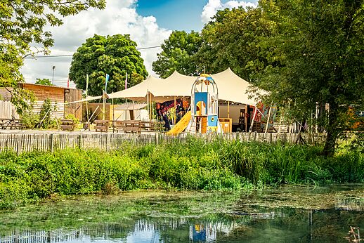 Raketen-Spielplatz und Animationsbereich unter Zelt auf dem Campingplatz CAPFUN La Rivière in Valence-en-Poitou (86).