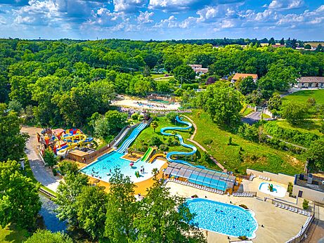Riesige Pools und Rutschen, Luftaufnahme des Campingplatzes CAPFUN La Rivi�re, Valence-en-Poitou.