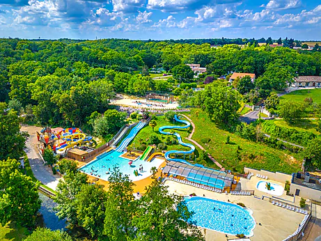 Piscines et toboggans g�ants, vue a�rienne du camping CAPFUN La Rivi�re, Valence-en-Poitou.