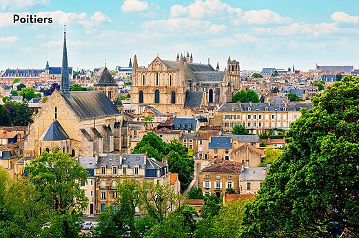 Poitiers, historische Stadt mit Kirchen und alten Dächern.