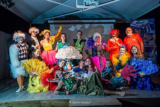 Kostümiertes Animationsteam auf der Bühne, Show auf Campingplatz CAPFUN La Rivière Valence-en-Poitou (86).