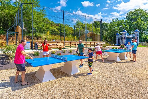 Tischtennisplatten, Multisportplatz auf Camping CAPFUN La Rivière in Valence-en-Poitou.