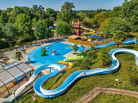 Riesenwasserrutschen und Außenpools auf dem Campingplatz CAPFUN La Rivière in Valence-en-Poitou (86).