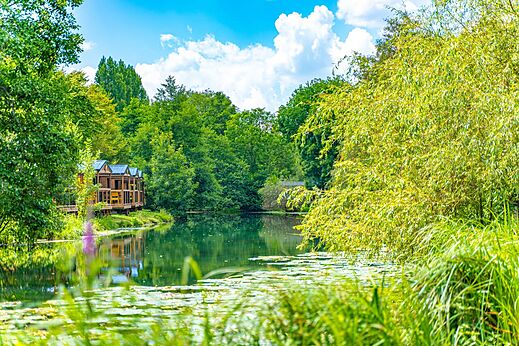 Chalets, Teich, auf dem Campingplatz CAPFUN La Rivière in Valence-en-Poitou (86).