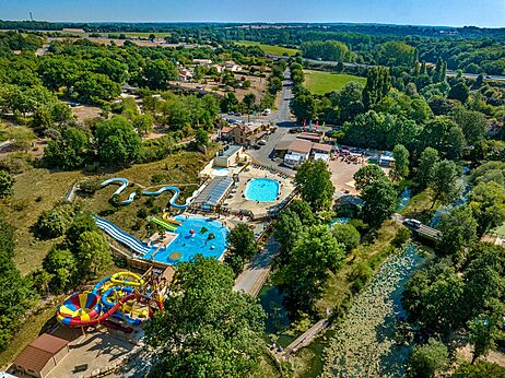 Wasserpark, Pools und Rutschen, Luftaufnahme auf dem Campingplatz CAPFUN La Rivière.