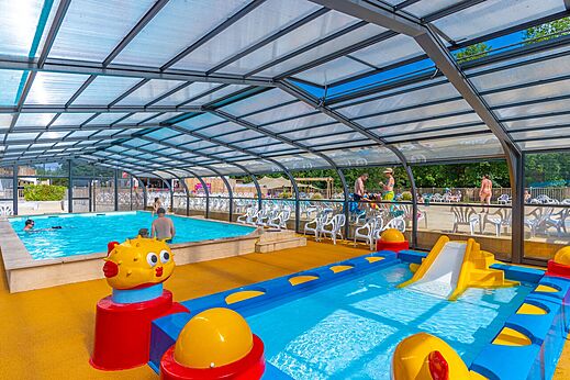 Überdachtes Schwimmbad und Kinderbecken auf dem Campingplatz CAPFUN La Rivière.