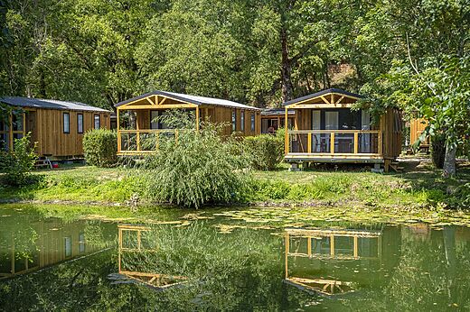 Mobilheime auf dem Campingplatz CAPFUN La Rivière in Valence-en-Poitou (86).