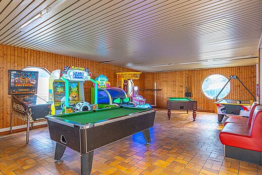 Spielzimmer mit Billardtischen, Flipper, Arcade-Automaten auf Camping CAPFUN La Rivi�re in Valence-en-Poitou (86).