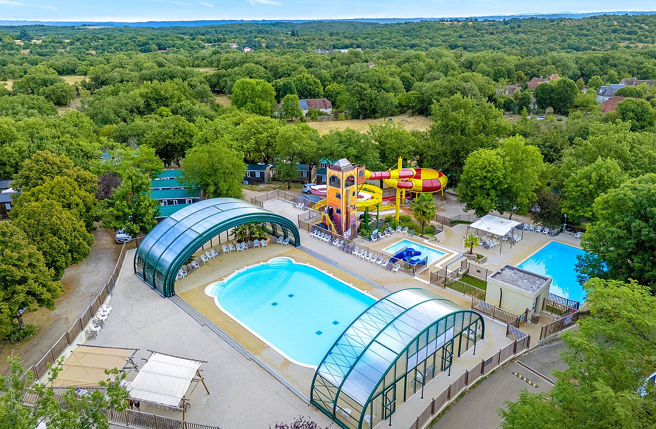 Piscinas cubiertas y exteriores, toboganes acu�ticos gigantes en camping CAPFUN Roca d'Amour en PADIRAC (46).
