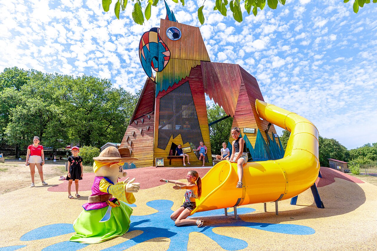 Zona de juegos, tobog�n, ni�os, mascota en el camping CAPFUN Roca d'Amour, PADIRAC (46).