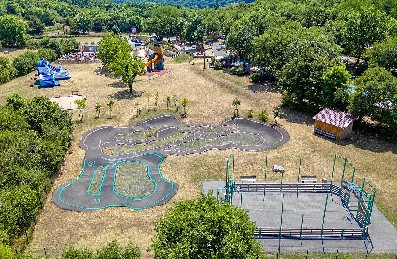 Pista de pump track, cancha multideporte y juegos inflables en camping CAPFUN Roca d'Amour PADIRAC (46).