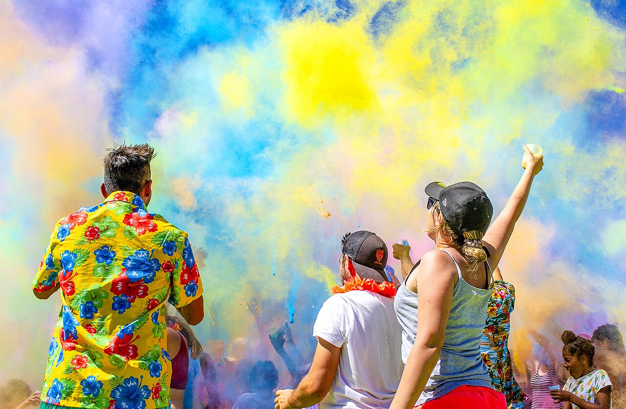 Festival de colores, polvo lanzado en el camping CAPFUN Roca d'Amour en PADIRAC (46).